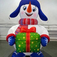 Надувная фигура  Снеговик в ушанке с подарком - Производственное предприятие АЭРО - Пневмокаркасные шатры и палатки,  надувные рекламные конструкции, надувные сцены, арки  и пневмокостюмы